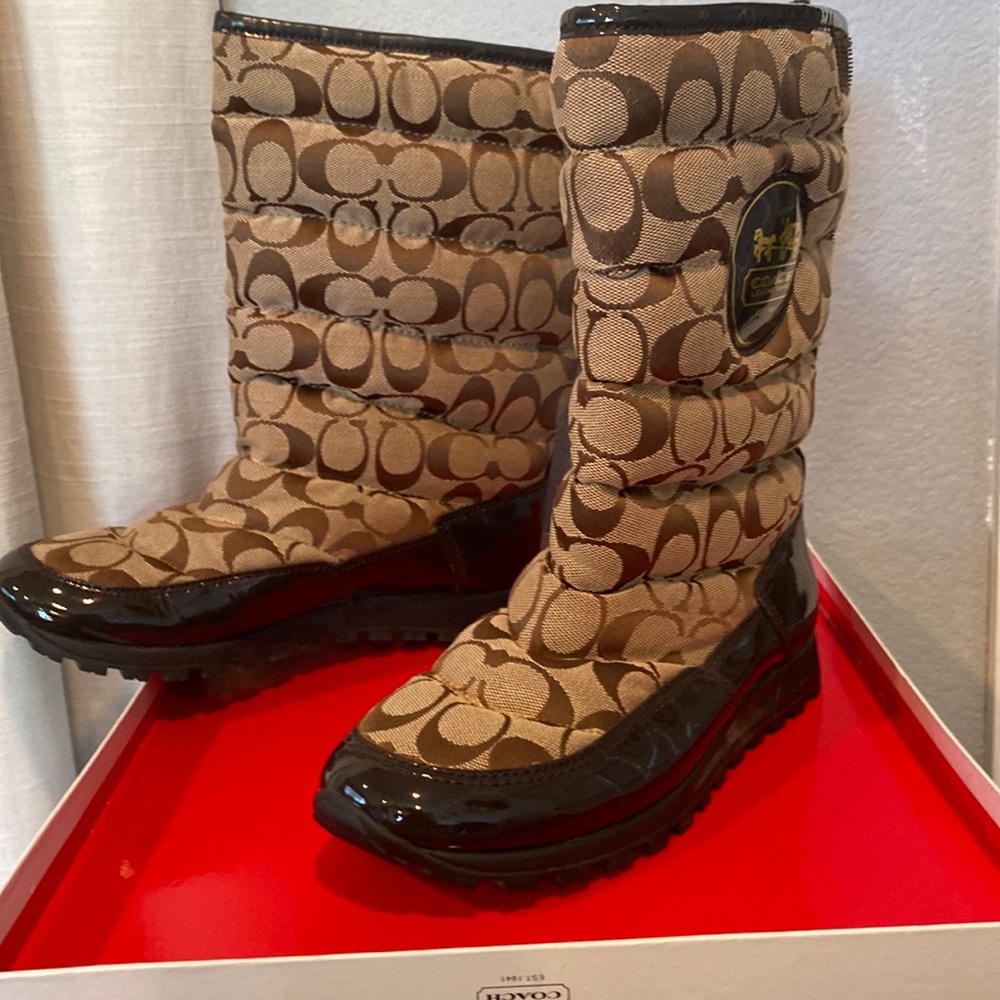 Coach snow boots excellent condition size 7 1/2. With original